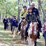 　オープンしたトレッキングコースで馬に試乗する関係者＝９月３０日、北海道標茶町