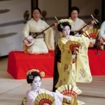 　「温習会」の開幕を前に、総仕上げの通し稽古「大ざらえ」で所作を確認する舞妓＝３０日午前、京都市