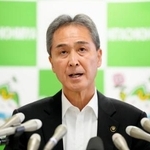 　高レベル放射性廃棄物の最終処分場選定を巡り、国からの文献調査の申し入れを受け入れると表明する茨城県常陸大宮市の鈴木定幸市長＝３０日午後、常陸大宮市役所