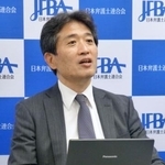 　記者会見する日弁連国選弁護本部の吉川健司本部長代行＝３０日午後、東京都千代田区