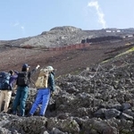 　山梨県側の吉田ルートから富士山に登る人たち
