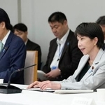 　経済財政諮問会議で発言する高市首相。左は城内経済財政相＝３０日午後、首相官邸