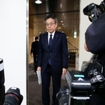 　最後の定例記者会見を終え、退室する中部電力の林欣吾社長＝３０日午後、名古屋市