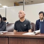 　記者会見する原告のサファリ・ディマン・ヘイダーさん（中央）ら＝３０日午後、東京・霞が関の司法記者クラブ
