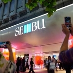 　営業最終日を迎えた西武渋谷店を写真に収める人たち＝３０日午後、東京都渋谷区
