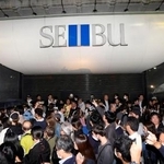 　大勢の人が見守る中、シャッターが下ろされた西武渋谷店＝３０日夜、東京都渋谷区