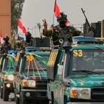 　３０日、イラクの首都バグダッドで、米軍主導の有志連合軍が撤収を完了したことを祝うイラク治安部隊のメンバーら（ＡＰ＝共同）