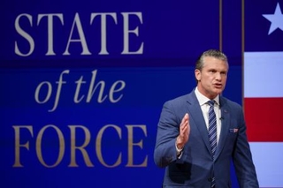 　バージニア州の海兵隊基地で演説するヘグセス国防長官＝９月３０日、クワンティコ（ゲッティ＝共同）