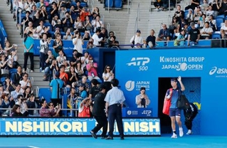 　木下グループ・ジャパン・オープンの男子シングルス１回戦に臨む錦織圭＝１日、東京・有明テニスの森公園