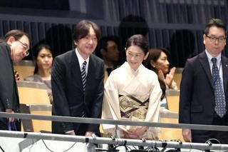 　第８１回文化庁芸術祭オープニング公演の歌舞伎「本朝廿四孝-筍掘り-」を鑑賞するため、会場に到着された秋篠宮ご夫妻＝１日午後、東京都渋谷区の新国立劇場（代表撮影）