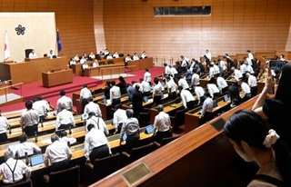 　林泰輔県議に対する問責決議案を可決した福岡県議会の本会議＝１日午後