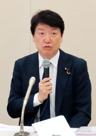 　代表選の有権者登録漏れに関する検証委の報告について説明する足立康史参院議員＝１日午後、国会