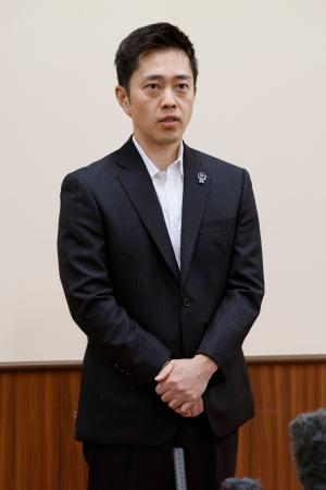 　記者団の取材に応じる大阪府の吉村洋文知事＝１日午後、大阪府庁