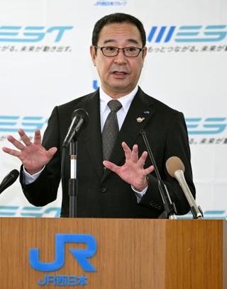 　記者会見するＪＲ西日本の林秀樹岡山支社長＝１日午後、岡山市