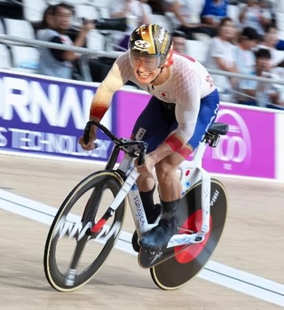 　男子スプリント決勝　力走する太田海也＝伊豆ベロドローム