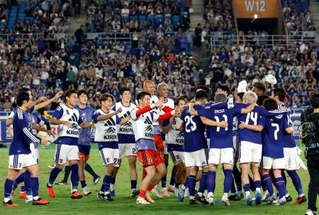 　エクアドルとのＰＫ戦を制し喜ぶ日本代表＝日産スタジアム