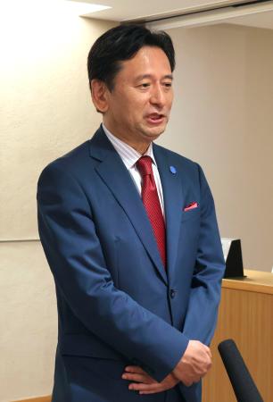 　記者団の取材に応じる佐賀県の山口祥義知事＝１日午後、佐賀県庁