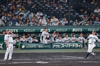 　１２回阪神２死、代打糸原（右端）が中飛に倒れ、巨人と引き分けた阪神ナイン＝甲子園
