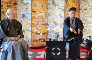 　茶道のお点前を披露する裏千家淡交会オーストリア協会の高松宗力会長（右）＝１日、オーストリア南部グラーツ（共同）