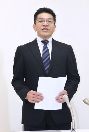　福岡県議会の金銭授受疑惑を巡り、記者会見する自民党県議団の樋口明元議長＝２日午前、福岡県庁
