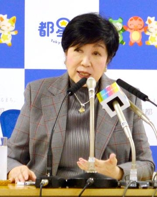 　定例記者会見する東京都の小池百合子知事＝２日、都庁