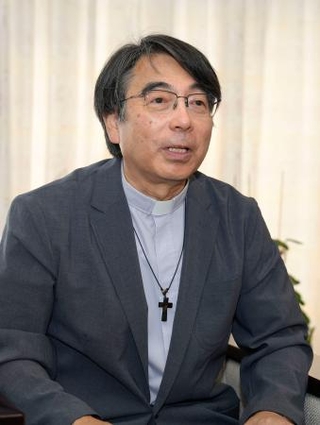 　取材に応じるカトリック長崎大司教区の中村倫明大司教