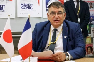 　記者会見するフランス国立保健医学研究所のディディエ・サミュエル所長＝２日午前、東京都港区