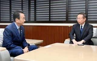 　静岡県の鈴木康友知事（左）と面会する中部電力の安井稔社長＝２日午後、静岡県庁