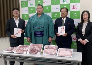　大相撲パリ公演で総合優勝した際の副賞の牛肉を児童養護施設「晴香園」に贈呈した琴桜（左から２人目）＝２日、千葉県松戸市