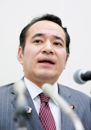 　国会内で記者会見する簗農相。衆院選で自身を応援しなかった首長がいる自治体の道路予算を大幅にカットしたと発言していたことを認めた＝２日午後