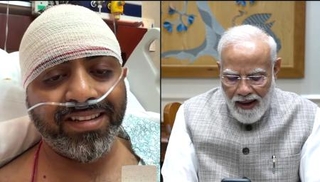 　２日にビデオ通話するインドのモディ首相（右）とスミット・マッチャール機長（モディ首相のユーチューブ映像から、ＡＰ＝共同）