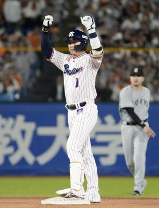 　８回、勝ち越し２点二塁打を放ちガッツポーズするヤクルト・山田＝神宮