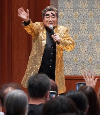 　熊本県八代市の熊本総合病院をサプライズ訪問した物まねタレントのコロッケさん＝２日午後