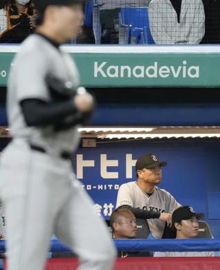 　８回、ヤクルトに勝ち越しを許す展開に厳しい表情の巨人・橋上監督代行（奥）＝神宮
