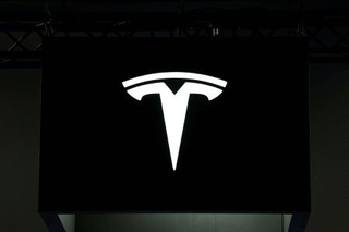 　米テスラのロゴ（ロイター＝共同）