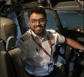 　サウジアラビアに緊急着陸した旅客機のインド人機長（イスラエル外務省提供・ＡＰ＝共同）