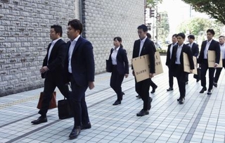 　富山市役所へ家宅捜索に入る富山県警の捜査員＝３日午前
