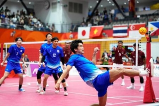 　男子クワッド決勝　日本-インドネシア　レシーブする奈良輪（手前）＝パロマ瑞穂アリーナ