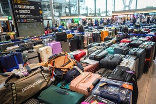　スワンナプーム国際空港、大雨の影響でタイ国際航空の手荷物処理が滞った＝９月２９日、バンコク近郊（ロイター＝共同）