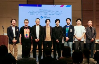 　インディーゲームに関するイベントに登壇したゲーム制作会社の幹部ら＝３日午後、大阪市