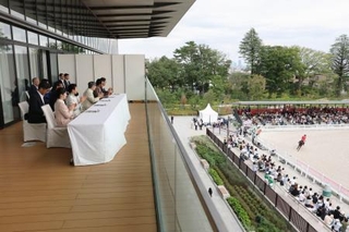 　愛知・名古屋アジア大会の障害馬術競技を観戦される天皇、皇后両陛下と愛子さま＝３日午後、東京都世田谷区の馬事公苑（代表撮影）