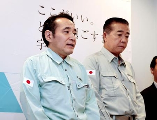 　視察で熊本県宇城市を訪れた簗農相（左）。自治体の道路予算をカットした発言については説明を避けた＝３日午後