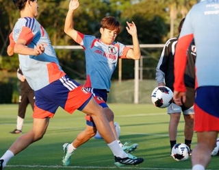 　ニュージーランド戦に向け調整する久保（右）＝千葉市内