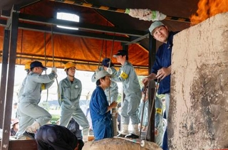 　「たたら操業」の体験イベント＝３日午後、島根県安来市