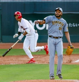 　８回広島１死三塁、中村奨に勝ち越し打を許した阪神・ドリス＝マツダ