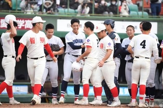 　智弁和歌山に勝利し、健闘をたたえ合う横浜・織田（左から４人目）ら両校ナイン＝弘前市運動公園野球場