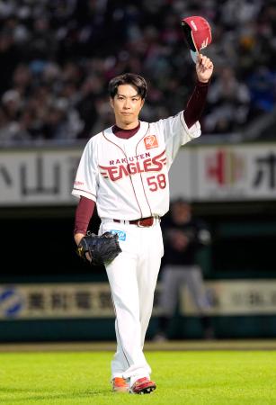 　引退試合のオリックス戦の１回、登板を終えスタンドにあいさつする楽天・辛島＝楽天モバイルパーク