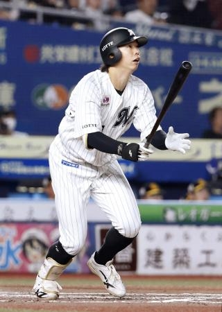 　８回ロッテ無死、上田が右越えに同点本塁打を放つ＝ＺＯＺＯマリン