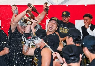 　プロ野球セ・リーグで球団初の連覇を達成し、祝勝会で盛り上がる阪神・藤川球児監督＝３日、広島県内