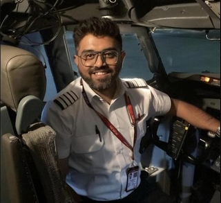 サウジアラビアに緊急着陸した旅客機のインド人機長スミット氏（イスラエル外務省提供・ＡＰ＝共同）